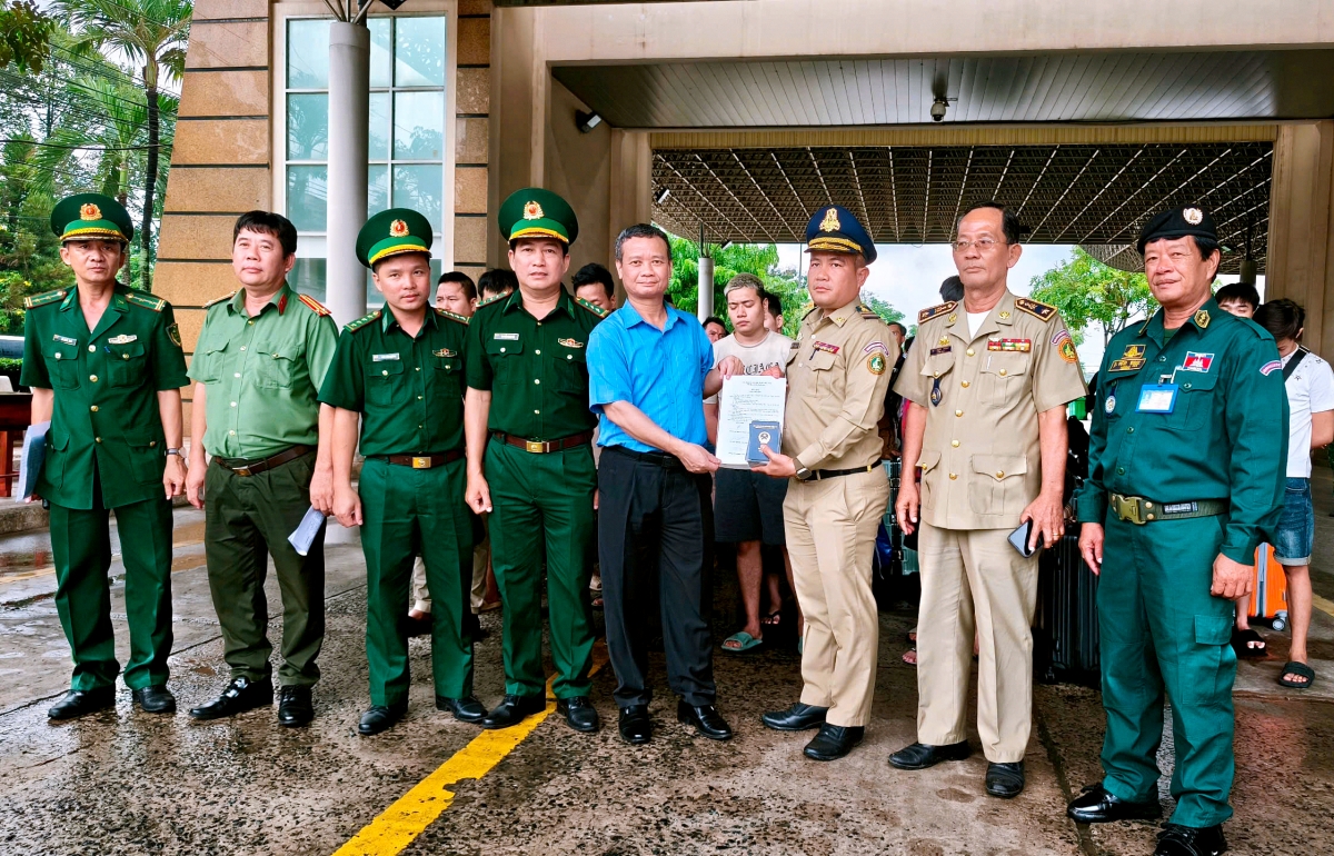 Tiếp nhận 45 công dân Việt Nam cư trú trái phép tại Campuchia